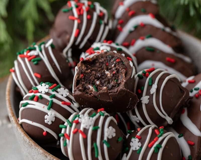Delicious Easy Grinch Fruit Platters: Healthy Christmas Party Snacks overview